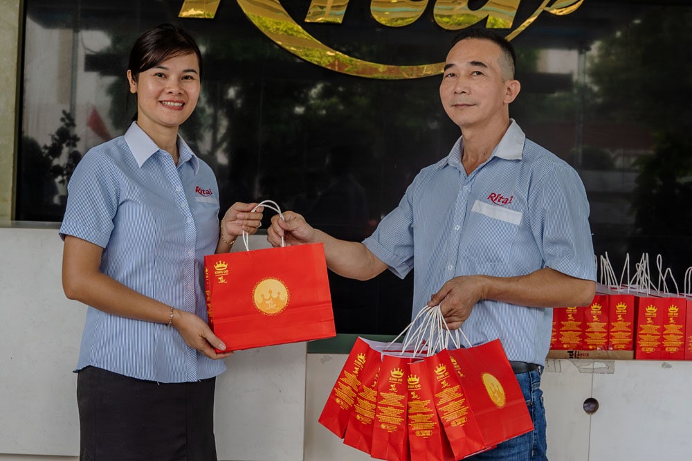 elebrating the mid autumn festival at rita sharing mooncakes and joy 4